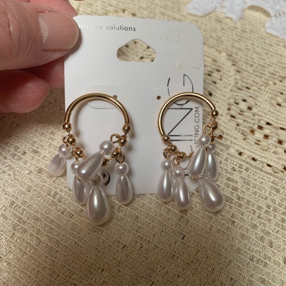 Earring women’s studded Earrings - Picture 1 of 2